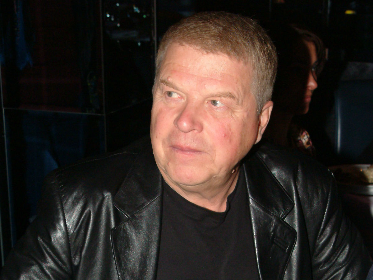 Работает продавщицей и живет в полуразрушенном доме: как живет внебрачная дочь Михаила Кокшенова