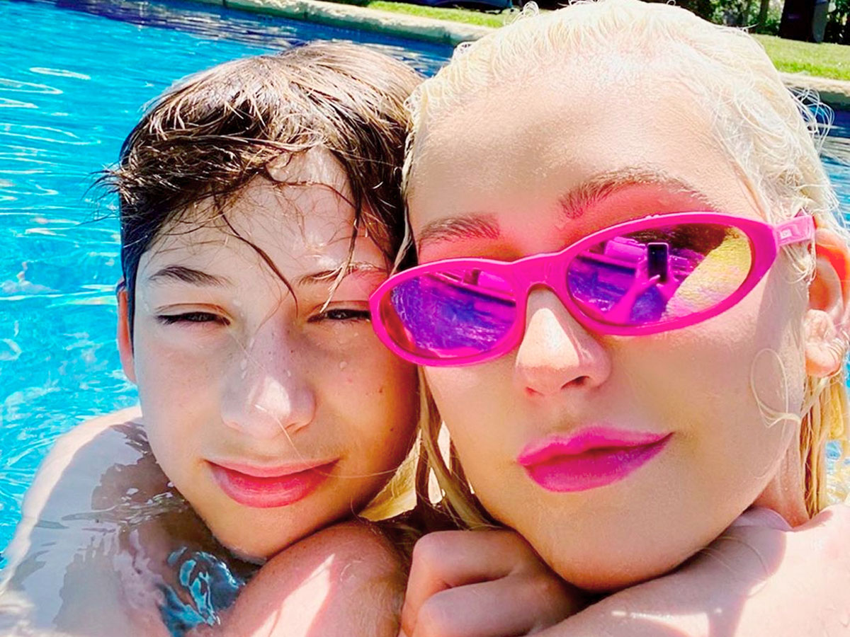 Вместо учебы Макс может вдоволь плескаться в бассейне с мамой Кристиной