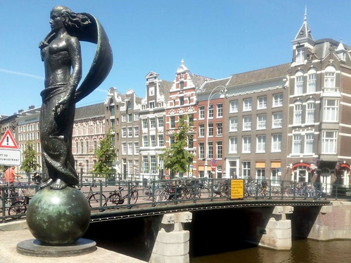 Исторический центр Амстердама - ни людей, ни машин