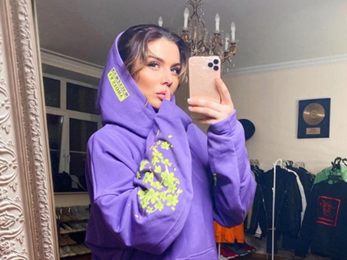 Анна Седокова привлекает внимание Яниса Тиммы