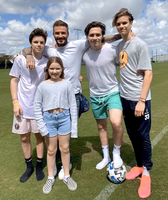 Эпидемию Виктория с мужем Дэвидом, тремя сыновьями и дочкой переживают в сельской английской глубинке, хотя неподалеку в Лондоне у семьи есть роскошный особняк