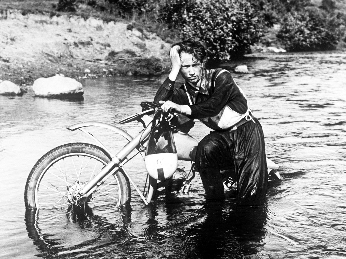 Леонид и на мотоцикле гонял. Например, на съемках фильма «Укротительница тигров» (1954 г.)