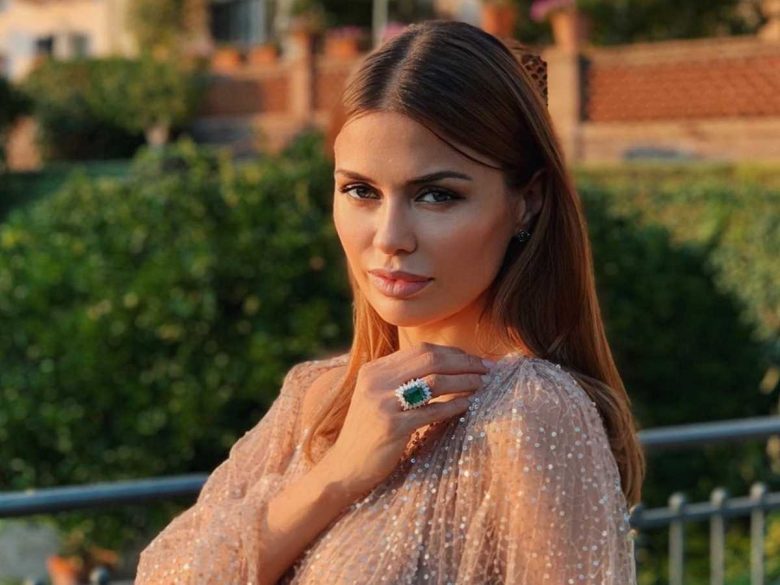 Девушка застряла в машине Девушка застряла в машине