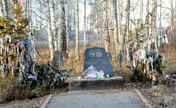 На этом месте оборвалась жизнь Татьяны, ее жениха и друзей, которые ехали с ними с Алтая. Ленты от поклонников говорят: «Покойтесь с миром»