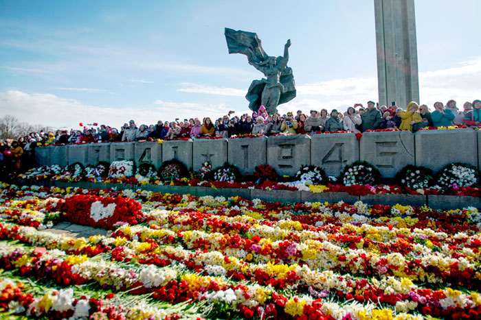 Море цветов жители Риги оставили у подножия памятника Освободителям в День Победы. Такими темпами скоро Латвия попросится в «родную гавань»