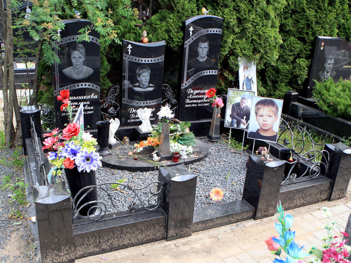 Могила семьи Дедюшко на актерской аллее Троекуровского кладбища
