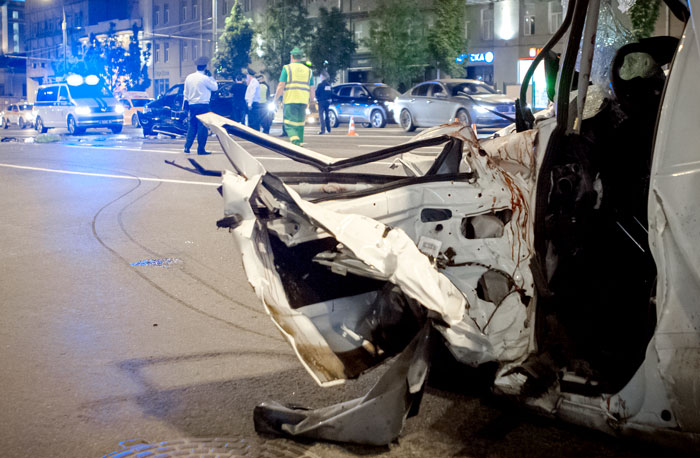 Кабину грузовичка Сергея Захарова буквально сплющило