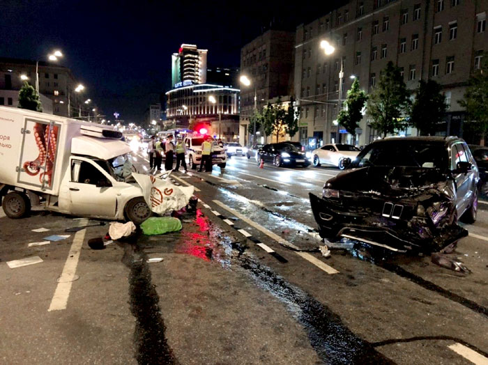 Jeep Grand Cherokee артиста за 7 млн руб. тоже пострадал, но «гражданин поэт» вышел из него без единой царапины