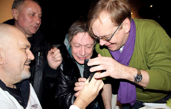 Сергей Шеховцов, Михаил Ефремов и Михаил Горевой на «живых поминках» у Геннадия Венгерова (слева) в его дюссельдорфской квартире (2014 г.)