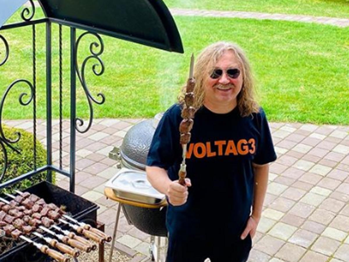 Игорь Николаев показал свое детское фото