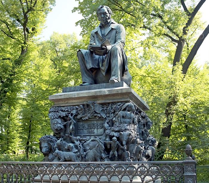 Памятник баснописцу Ивану Крылову в Летнем саду