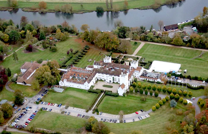 Площадь дома 1 тыс. кв. м. Имение стоит на острове посреди Темзы