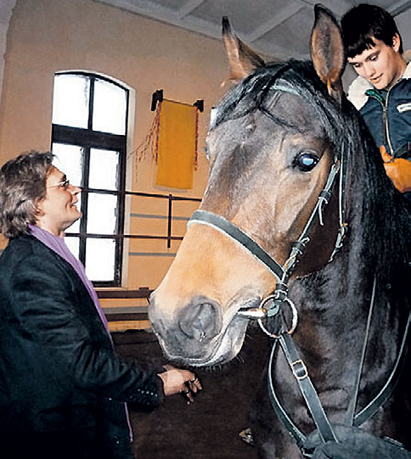 Александр Домогаров - известный лошадник. Сыну Саше на 20-летие подарил коня по кличке Эльбрус