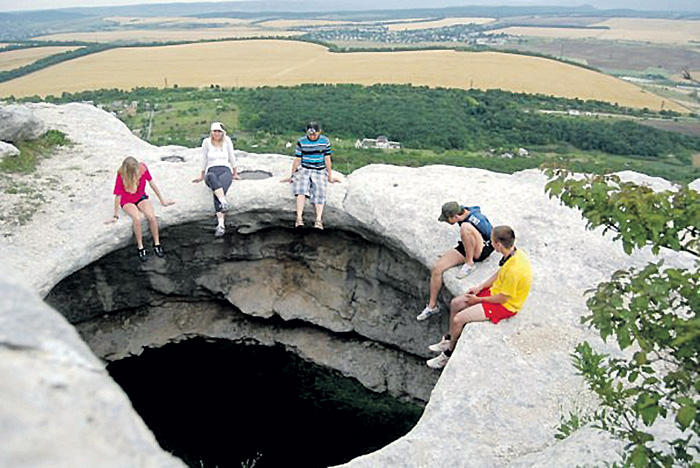 На дне Дырявой пещеры обнаружены древние захоронения