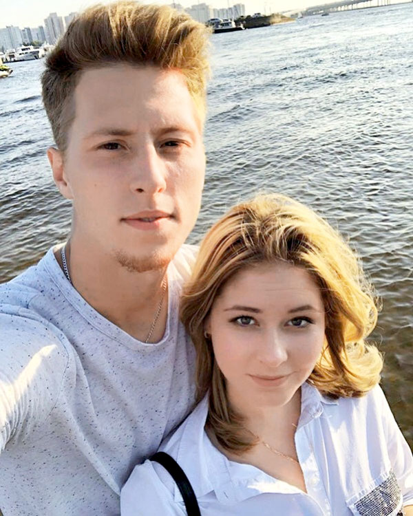 Пережив триумф в 15 лет и чуть не сломавшись под бременем славы, сегодня Юля вместе с Владом наслаждаются тишиной и покоем в добротном доме за высоким забором