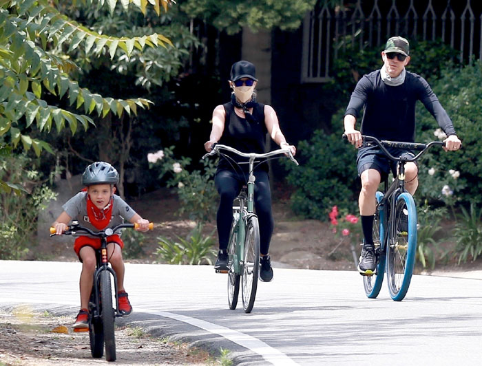 На велосипеде Уизерспун с мужем Джеймсом Тотом и сынишкой Теннеси меньше рискуют, чем за баранкой