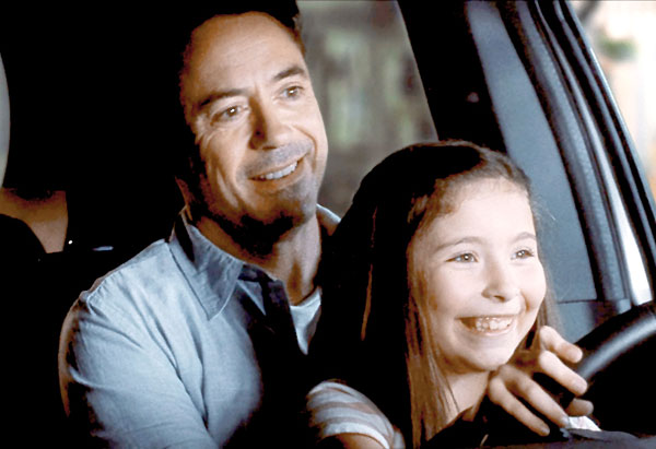 На съемках фильма «Судья» Роберт учил водить 10-летнюю Эмму Трамблей