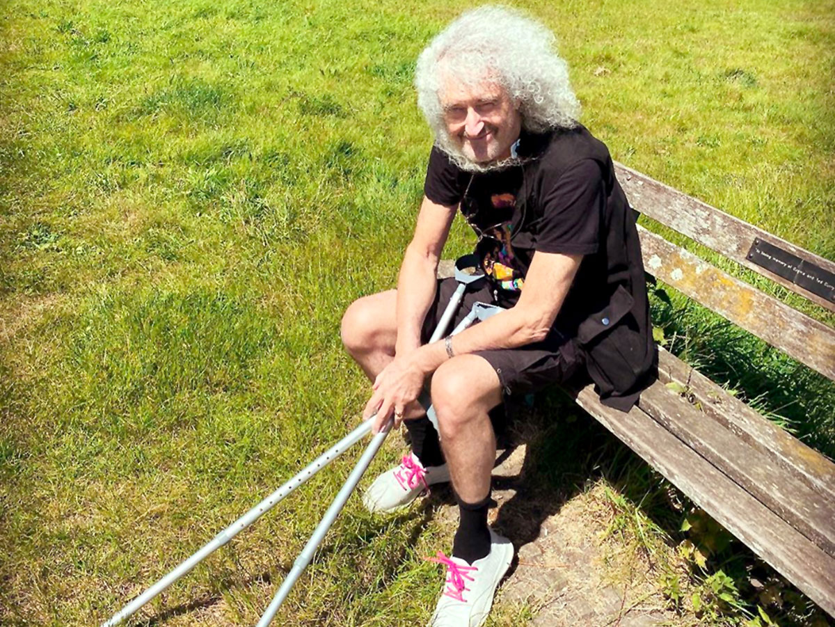 После травмы Брайан Мэй вынужден передвигаться на костылях и выглядит не рокером, а пожилым исполнителем органной музыки