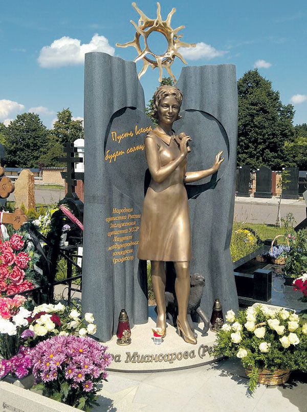 Надгробие звезды на Троекуровском кладбище обошлось в 2,5 млн руб.