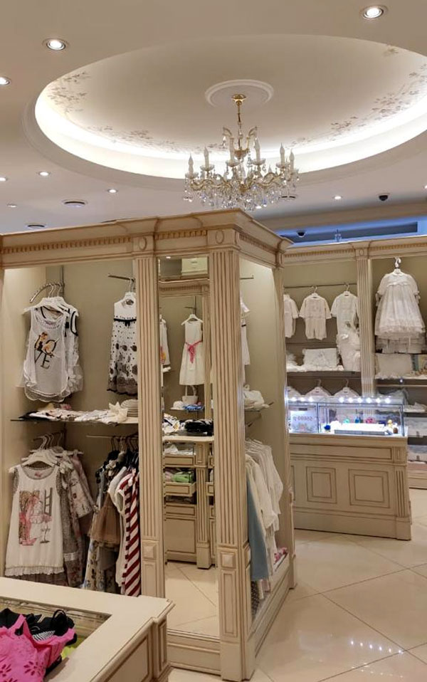 Судя по отзывам покупателей, происхождение товара в бутике Kelly неизвестно