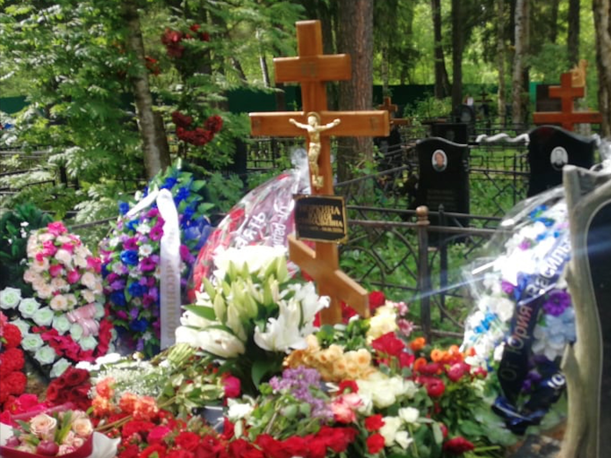 Где похоронен антонов. Могила Юлии Норкиной на Новодеревенском кладбище. Новодеревенское кладбище.