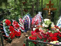 Венки на могиле Юлии Норкиной