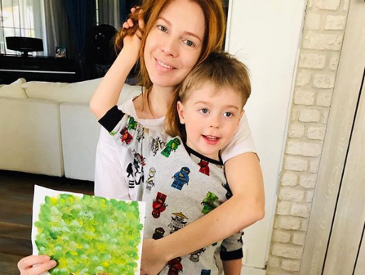 Подольская выложила фото семьи пресняковых