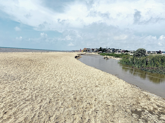 Сливы нечистот в районе Любимовки отравляют море