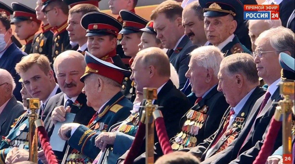 Сын Лукашенко попал на камеры во время парада Победы 