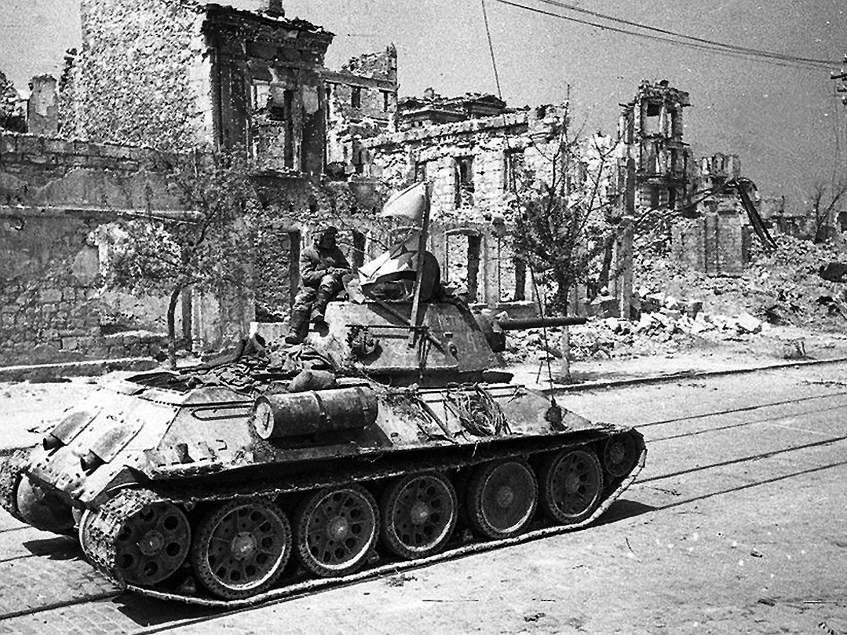 Советский танк на ул. Ленина в Севастополе сразу после освобождения города, недалеко от места гибели ребят. 9 мая 1944 г.