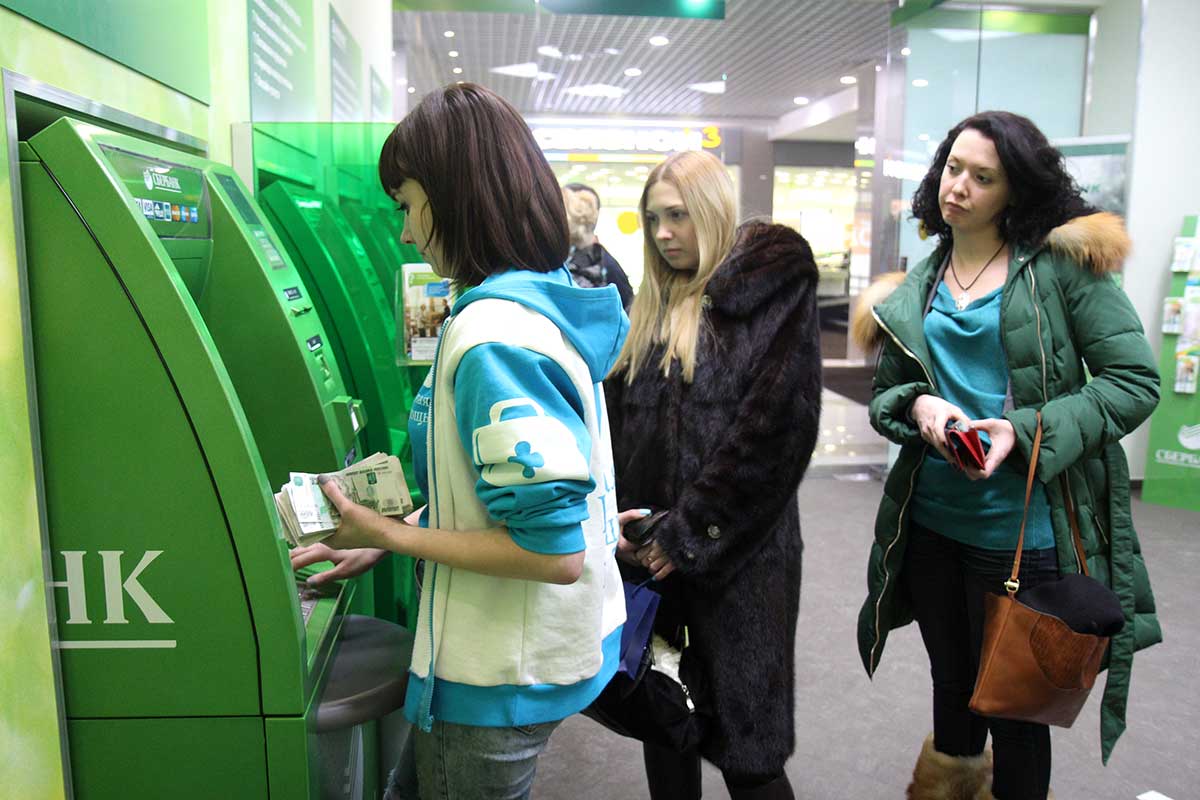 При переводе любой суммы денег через банкомат вы заплатите 1% комиссии Сбербанку