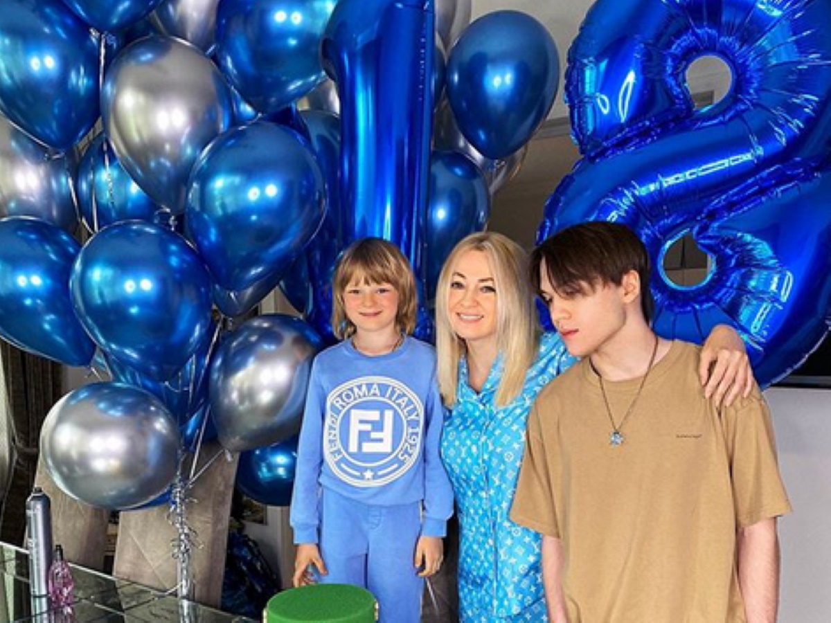 Яна Рудковская подарила сыну машину на 18-летие