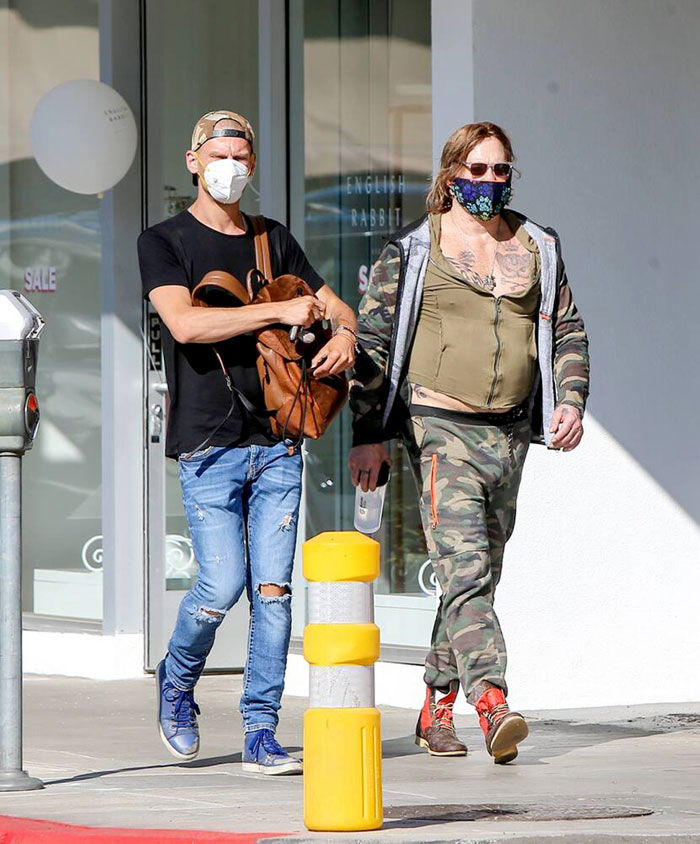 Микки (справа) строго соблюдает меры защиты от коронавируса и требует того же от персонального ассистента