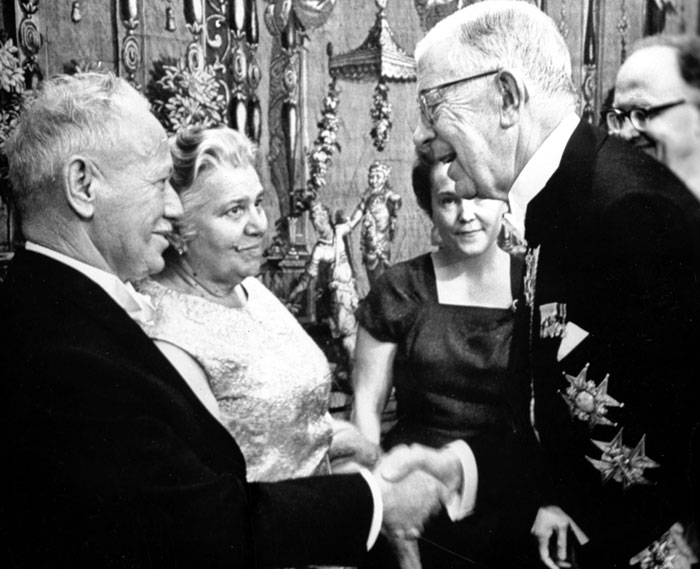 Диплом нобелевского лауреата ему вручил король Швеции Густав VI Адольф со словами «За правдивое изображение исторической фазы в жизни русского народа в годы Гражданской войны»