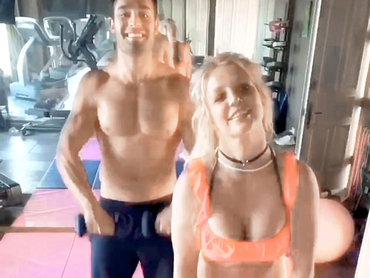 В самоизоляции в Шерман-Оксе (район Большого Лос-Анджелеса) Спирс держит себя в тонусе благодаря 26-летнему бойфренду - фитнес-тренеру Сэму Асгари