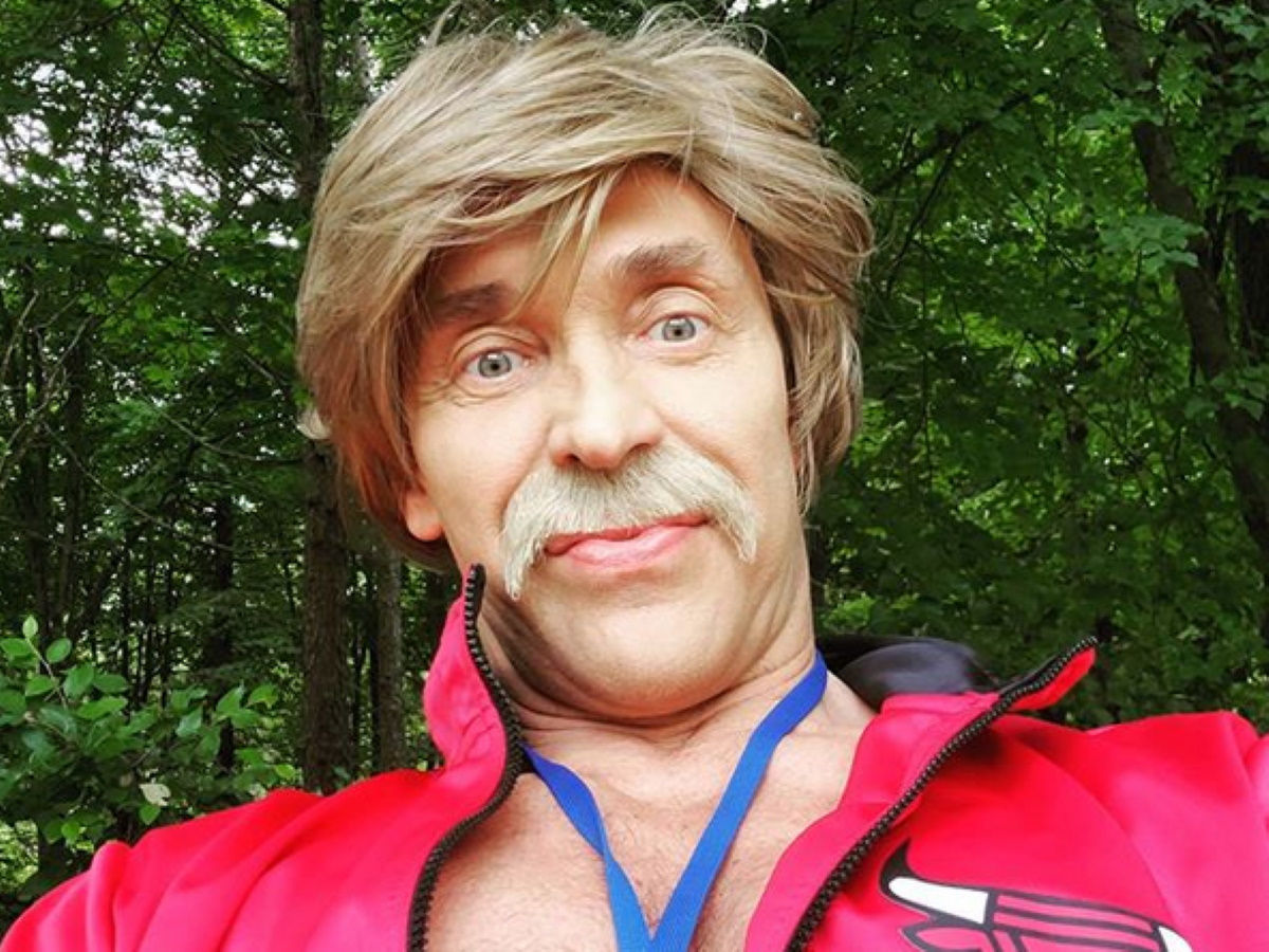 Тарзан в парике показал забавный танец