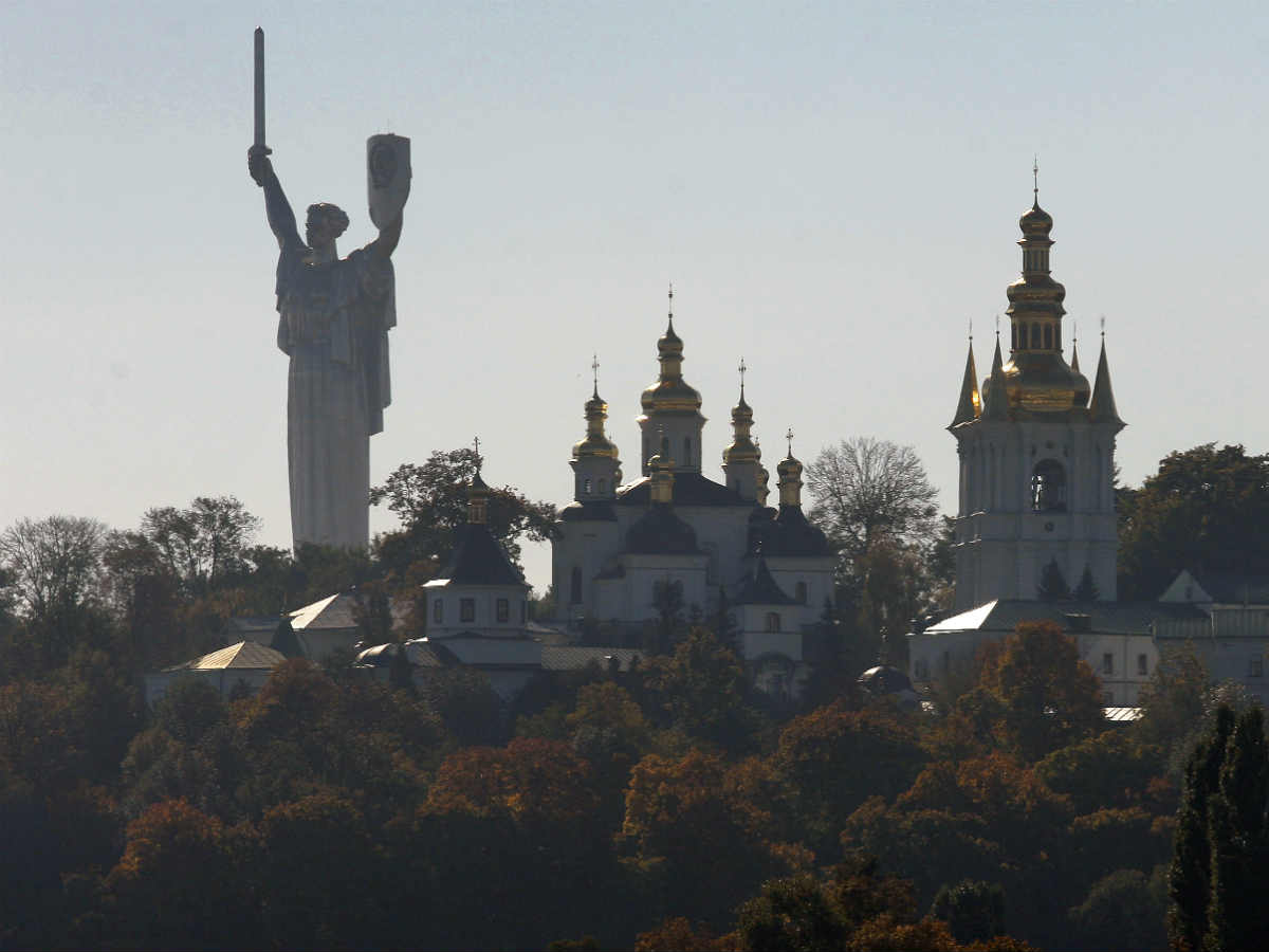 «"Родина мать" за равенство для всех!»: активисты ЛГБТ в Киеве «повесили» свой флаг на монумент