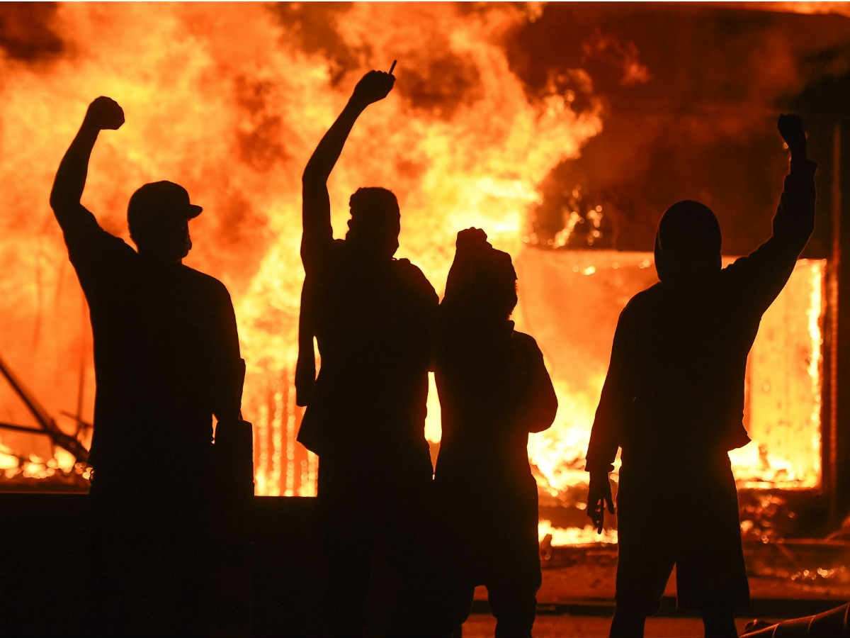 Протестующие в США подожгли здание профсоюза полиции