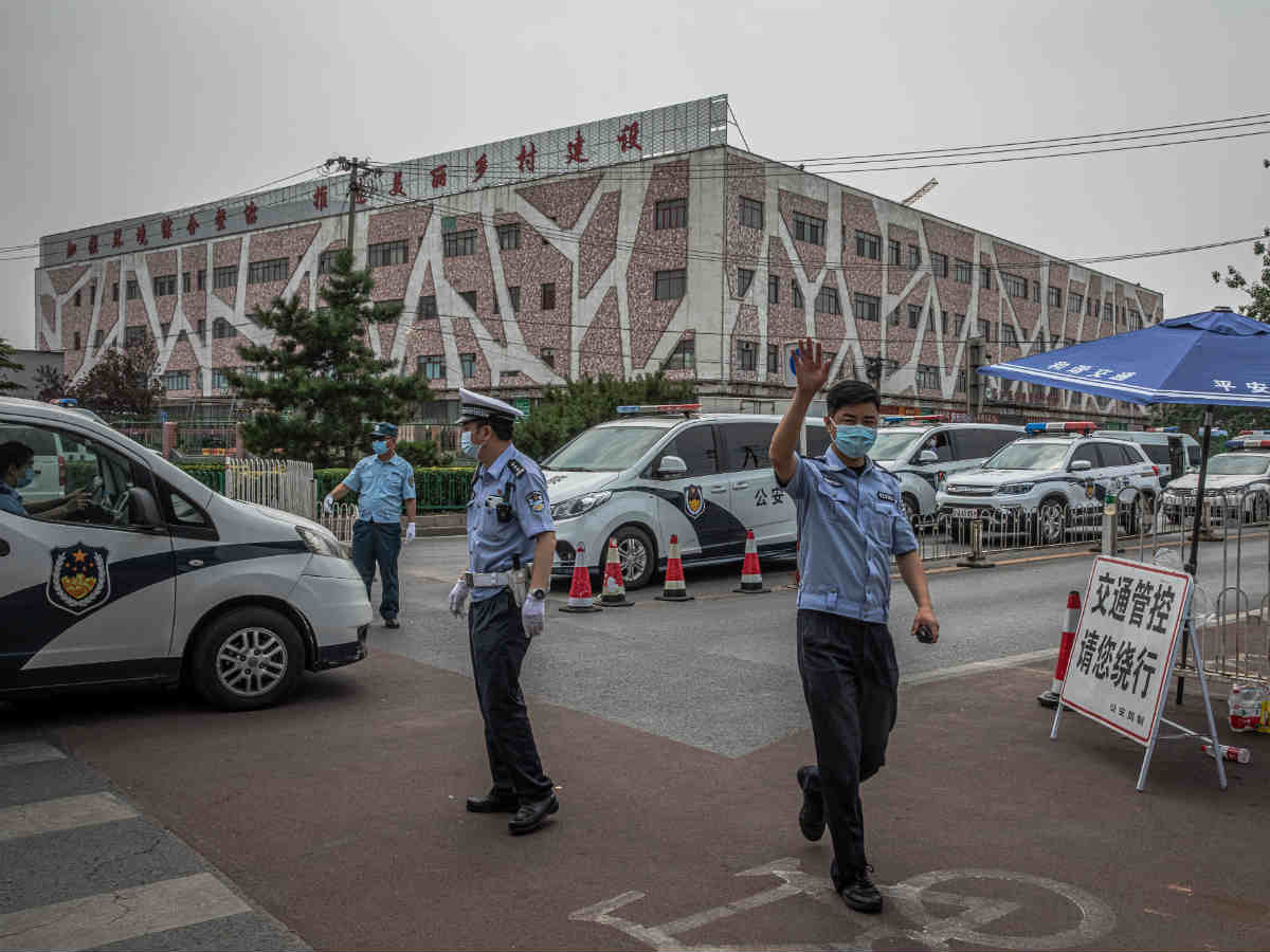 Новая вспышка коронавируса в Пекине парализовала движение в городе