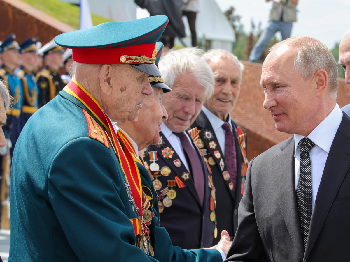 Выяснилось, что за записку Путин передал ветерану