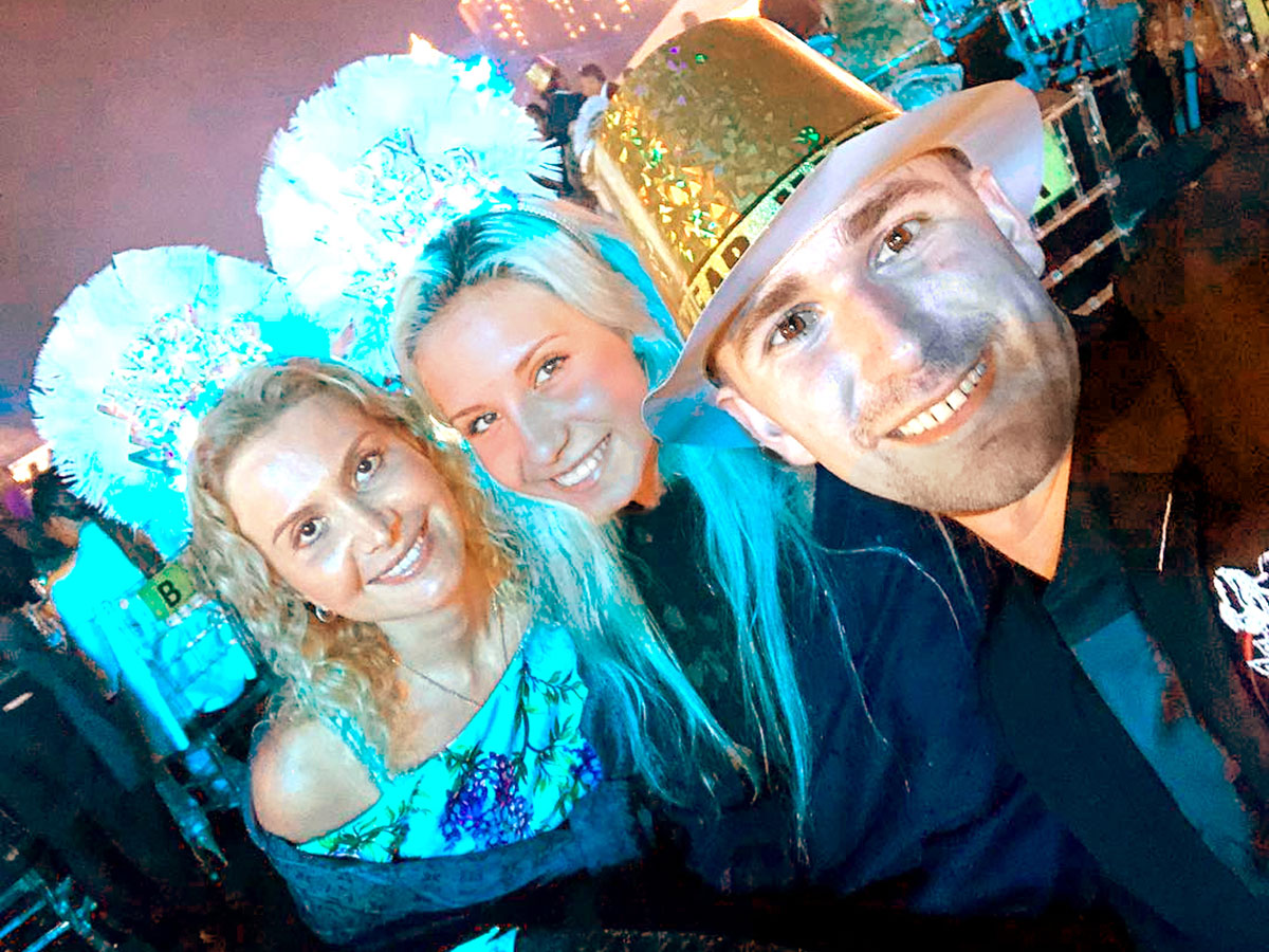 Этери Георгиевна, Диана и Даниил на новогоднем вечере в Дубае
