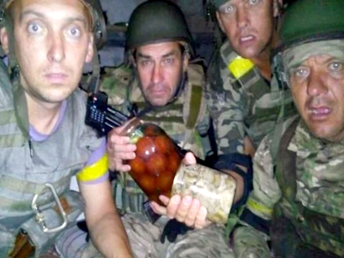 Украинских солдат кормили помоями