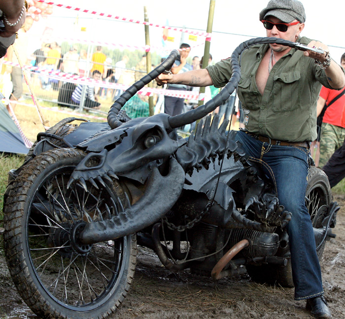 В 2011-м музыкант похвастался на «Нашествии» мотоциклом, сделанным по индивидуальному заказу
