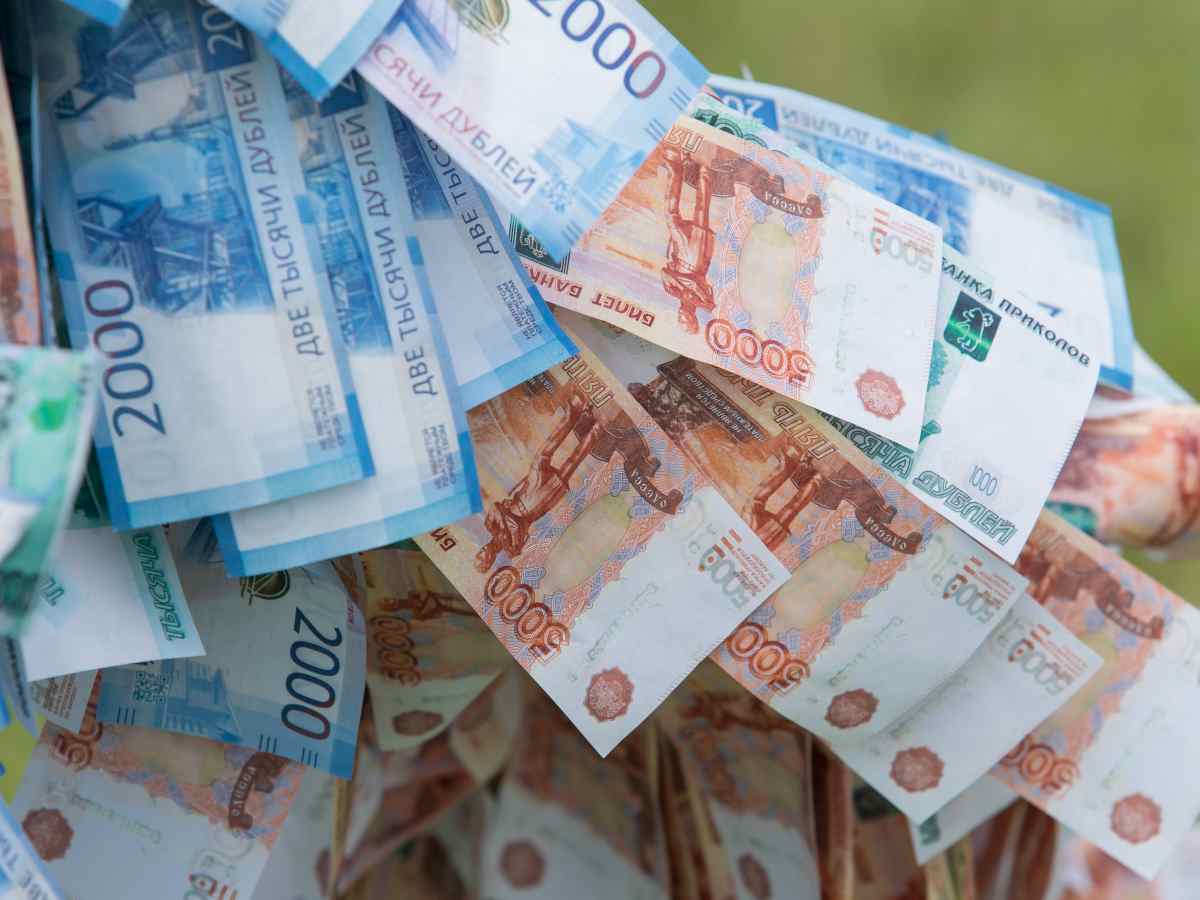 Прогноз курса рубля на неделю: вероятность ослабления остается высокой