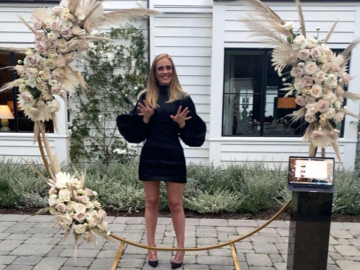 Певице остается лишь развести руками