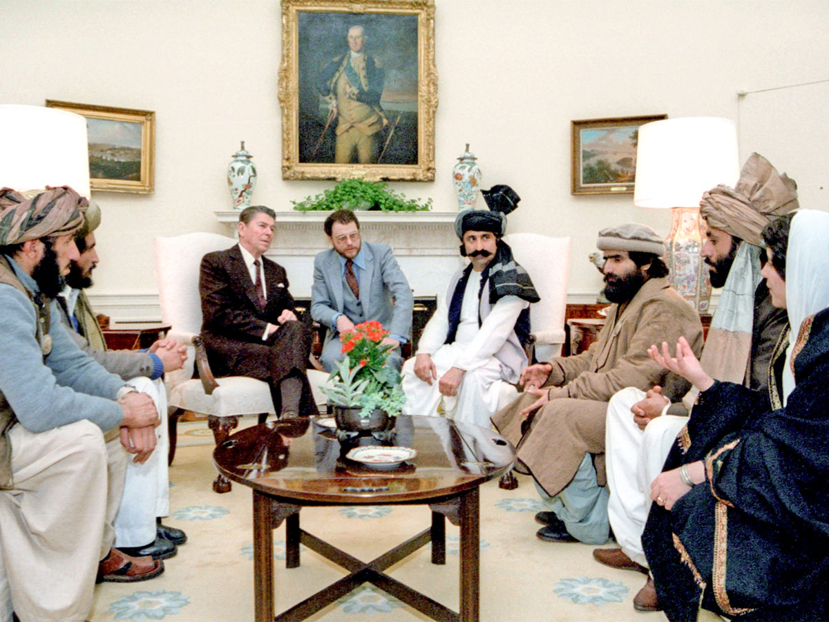 В марте 1983 года Рональд Рейган принял представителей моджахедов, объявив им о полной поддержке. Теперь с новым поколением средневековых дикарей воюет уже третий президент США. За что боролись, на то и напоролись.