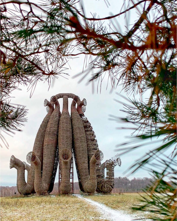 В арт-парке Николы-Ленивца по инсталляциям из природных материалов можно лазить