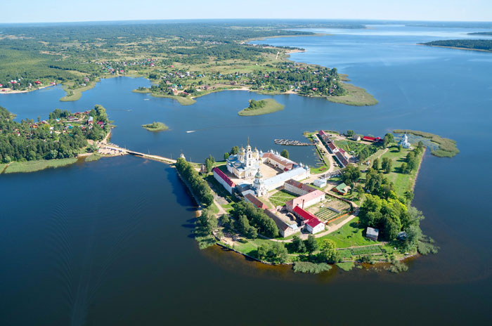 Нило-Столобенская пустынь расположена недалеко от Осташкова