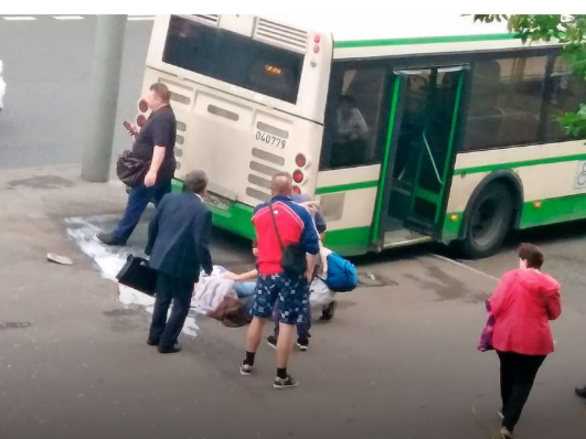Автобус сбил людей на остановке в Люблино
