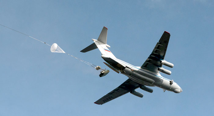 Учебное десантирование БМД-2. Наши войска первыми стали доставлять военную технику на поле боя таким образом.